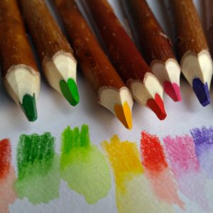 crayons aquarelle et carnet coton