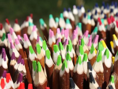 travail dartisans : crayons en branche